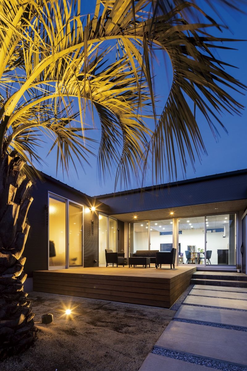 素材が光るコの字型の平屋